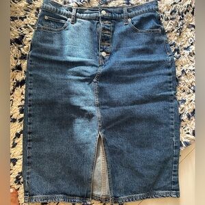 Jeans Skit - size 8 but runs large (so it would fit a 10/12)